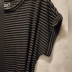 24/7 by maurice • SHORT Sleeve TOP • Black w/ soft White Lines • Relaxed Large